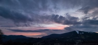 Dağlarda güzel bir gün batımı