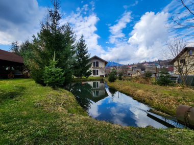 Arka planda evi olan küçük bir köy..