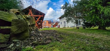 boka, poland köyündeki eski ahşap kilisenin dikey görüntüsü.