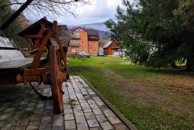 Dağlarda ahşap bir evi olan güzel bir manzara