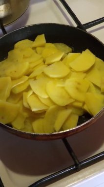 bir tavada kızarmış soğan