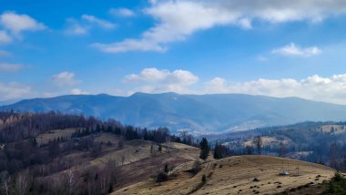 Karpatların dağlarında sonbahar