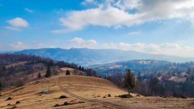 Ağaçlar ve dağlarla dolu güzel sonbahar manzarası