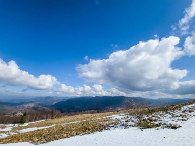 Karla kaplı bulutlu güzel bir manzara.