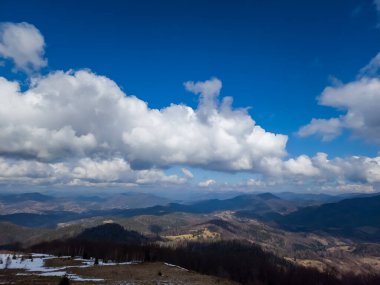Yazın Karpatlar. Dağlar da (etrafa) sarkmış bulutlar halinde. Ukrayna Karpatlarının en yüksek sırtı.