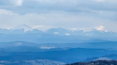 Karla kaplı dağlarla kaplı kış manzarası