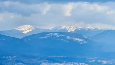 Mavi bulutlu gökyüzü ile dağ manzarası