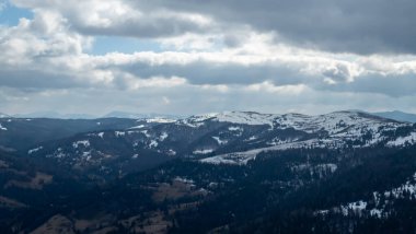 Karpat Dağları 'ndaki güzel dağ manzarası