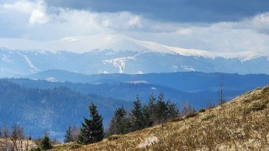 Güzel dağlar ve kar
