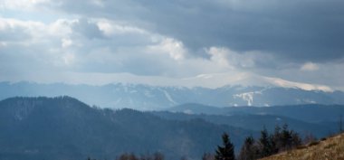 Karpatların dağlarının manzarası