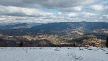 Dağ yolu olan kış manzarası. Yol dağlarda karla kaplı. Dağlı kış manzarası.