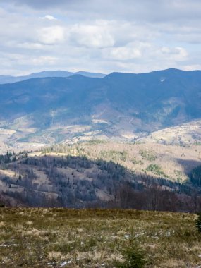 Sonbahar mevsiminde dağların ve ormanların güzel manzarası.
