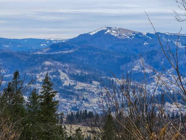 Dağ sırası olan güzel bir manzara.
