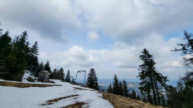 Kışın kayak merkezi manzarası