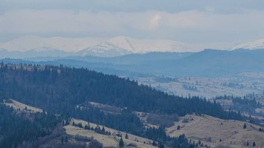 Yükseklikten manzaralı bir dağ aralığı.