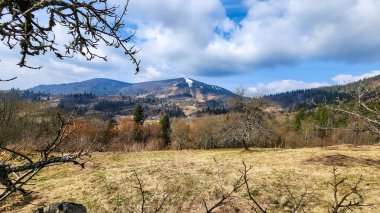 Dağları ve mavi gökyüzü olan güzel bir manzara.