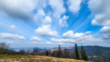 Dağlardaki Ukrayna Karpatının güzel manzarası