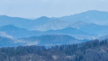 Dağları ve bulutları olan güzel bir manzara