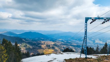Dağın tepesinde teleferik var..