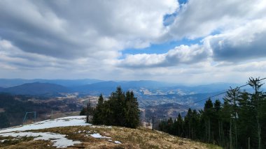 Dağları ve mavi gökyüzü olan güzel bir manzara.