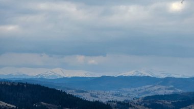 Sabahları dağların penceresinden manzara