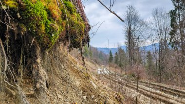 Dağlardaki demiryolu rayları