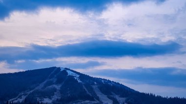 Dağlardaki dağ manzarası