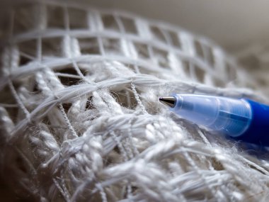 İğne ve ipliğe yakın dur.