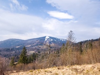 Dağlardaki karavan köyünün güzel manzarası