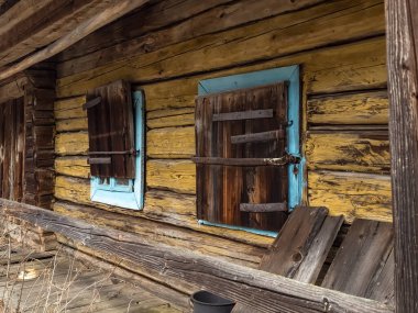 Kırsal evdeki eski ahşap pencere
