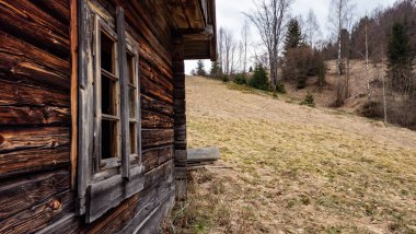 Dağ evi manzaralı eski ahşap pencere, köy, köyde ahşap bir ev.