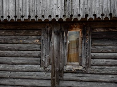 Pencereli ve panjurlu eski ahşap ev