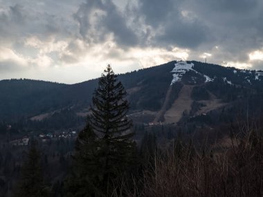 Arkasında dağlar olan güzel bir manzara.