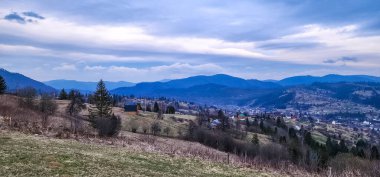Sabahleyin dağların manzarası