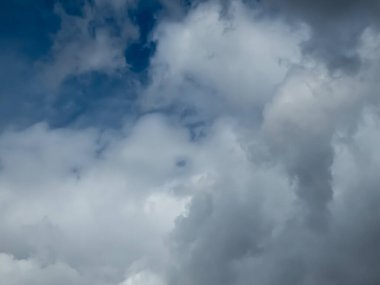 Mavi gökyüzü beyaz kümülüs bulutlarıyla