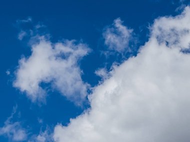 Mavi gökyüzü arka plan beyaz bulutlar.