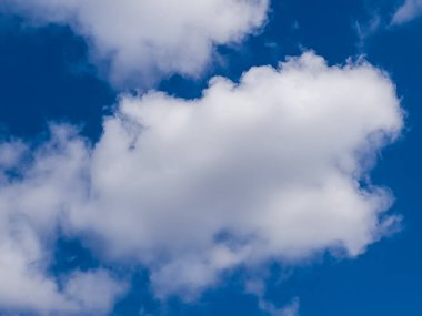 Mavi gökyüzünde beyaz bulut.