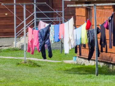 Evde renkli çamaşırlar var..