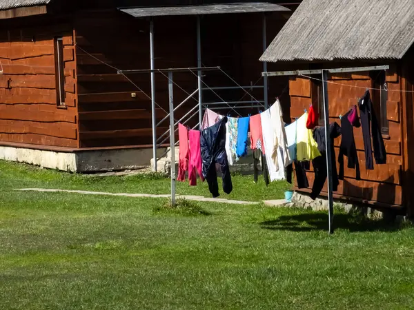 Çamaşırlar bahçede.