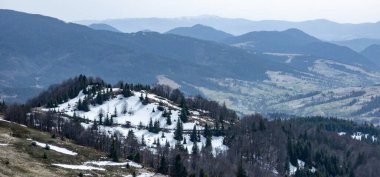 Dağların güzel manzarası, doğa yolculuğu.