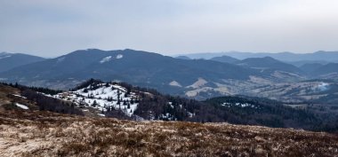 Güzel kış manzarası, karla kaplı dağlar.