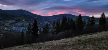 Dağlarda güzel bir gün batımı