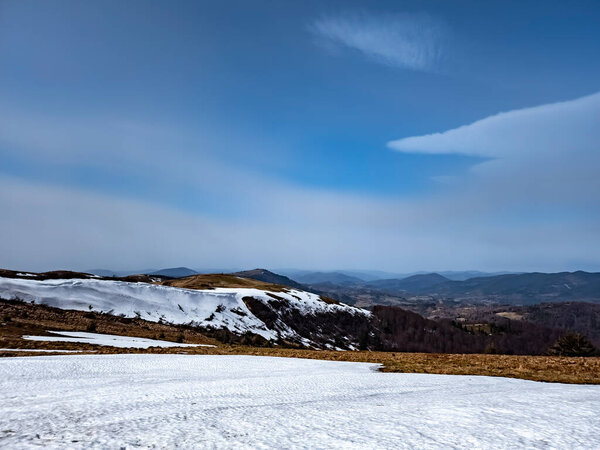 зимний пейзаж заснеженных горных вершин