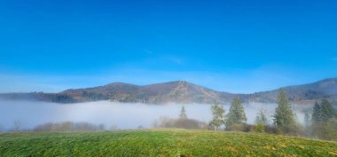 Dağlarda sıradağları olan güzel bir manzara.