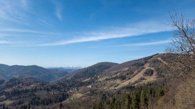 Tepeden güzel bir dağ manzarası.