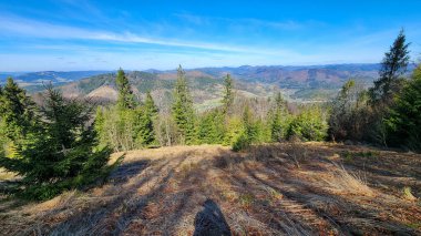 Dağlarda dağları olan güzel bir manzara.