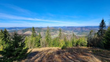 Sonbahar bir dağ vadisinde