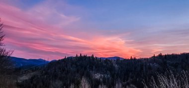 Dağlarda renkli günbatımı