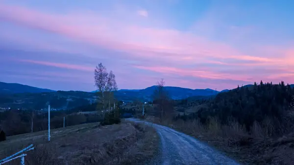 Dağlarda renkli günbatımı. Karpatlar, Ukrayna