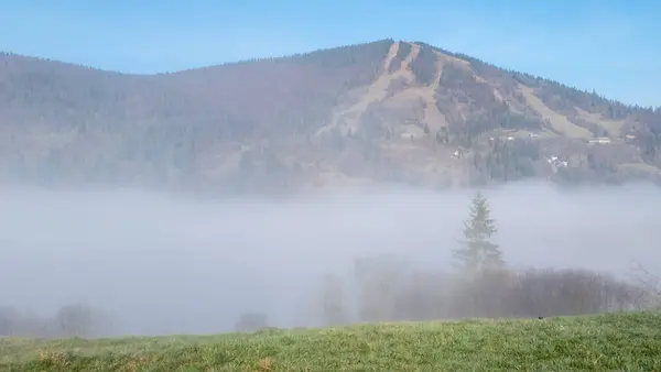 Nebel Herbst Berge Karpaten Stockbild